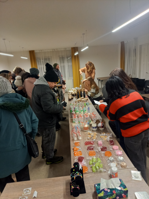 V zasedací místnosti proběhl malý prodej drobností a celá akce se nesla v duchu přátelství a sousedství.